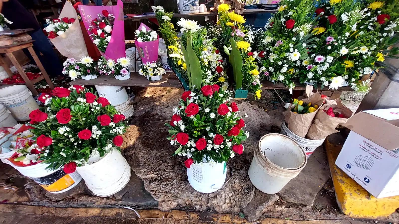 Pega calor a vendedores de flores