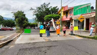 ImagenBloquean padres vialidades por irregularidades en secundaria