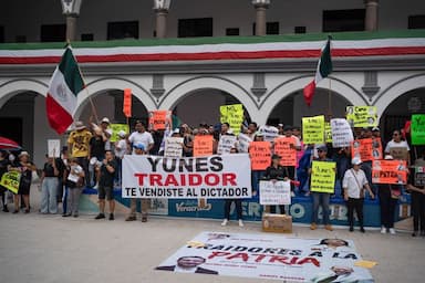 ImagenLlueven reclamos en Palacio de Veracruz por traición de Yunes Márquez