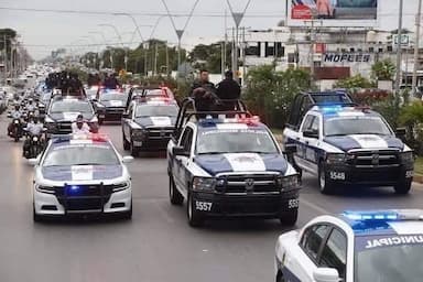 ImagenDetienen a 13 policías en Cancún 