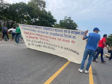 ImagenBloquean maestros carretera Veracruz-Oaxaca