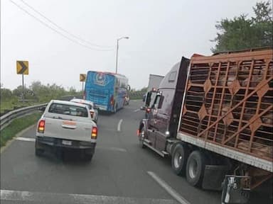 ImagenAsaltan tráileres en carretera veracruzana 