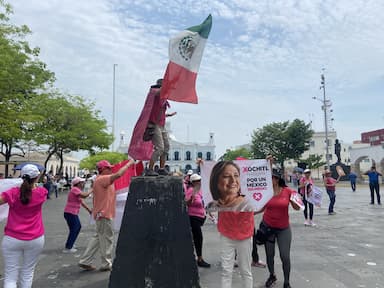 ImagenCon poca afluencia, realizan Marea Rosa en Tabasco