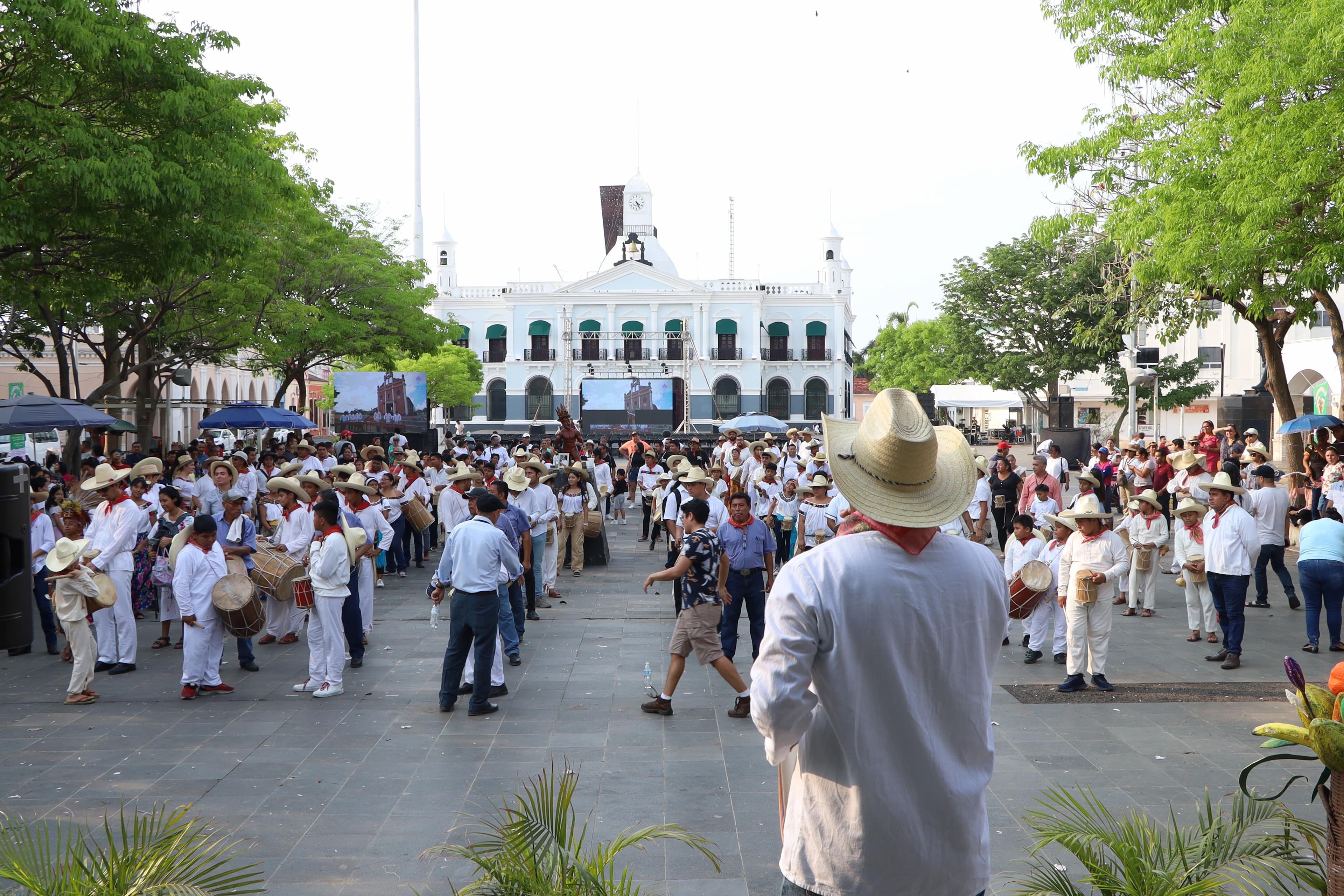 Retumba Plaza de Armas con Tamboritón