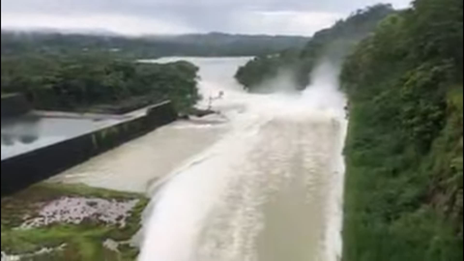 Desfogue controlado de la presa Peñitas