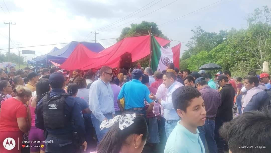 Con bloqueo carretero exigen a Pemex reparación de calles 