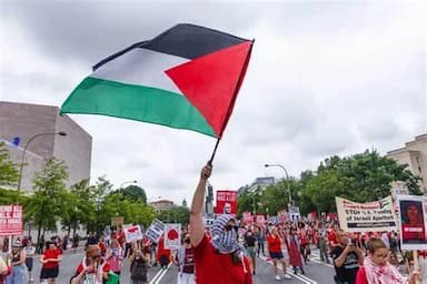 ImagenMiles de manifestantes protestan cerca del Capitolio 