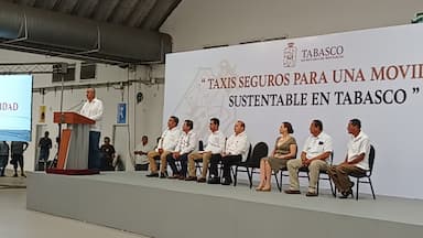 ImagenEntrega gobierno 806 nuevos permisos para servicio de taxis 