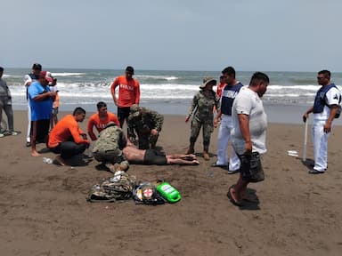 ImagenRescata a bañistas en playa “Chachalacas”