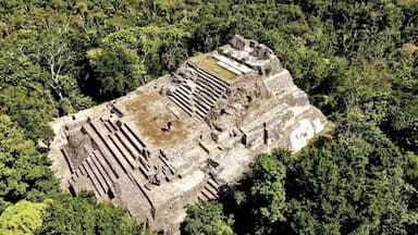 ImagenA marcha forzada pavimentan 21 km de carretera 