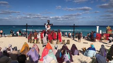 ImagenViacrucis frente al mar turquesa 