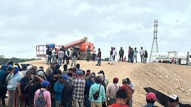 ImagenBloquean carreteras trabajadores del Tren Maya