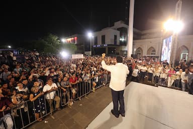 ImagenCelebra triunfo Javier May en Plaza de Armas 