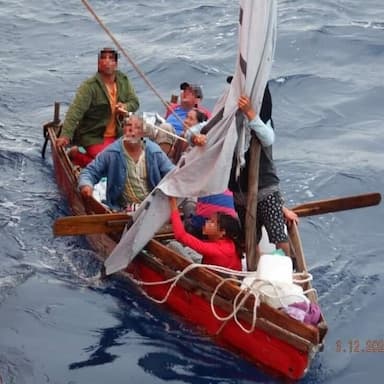 ImagenRescatan a migrantes y una mascota en alta mar en Quintana Roo