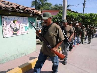 ImagenDesfila en Chiapas grupo armado por 5 municipios 