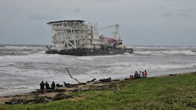 ImagenRescatan a 135 tripulantes de embarcación en Coatzacoalcos 