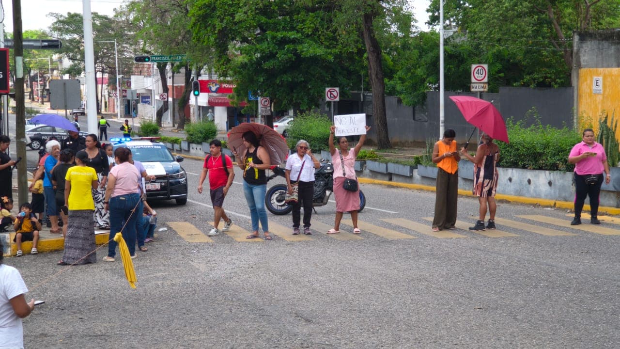 Bloquean papás de kínder en Paseo Tabasco por salida de docentes