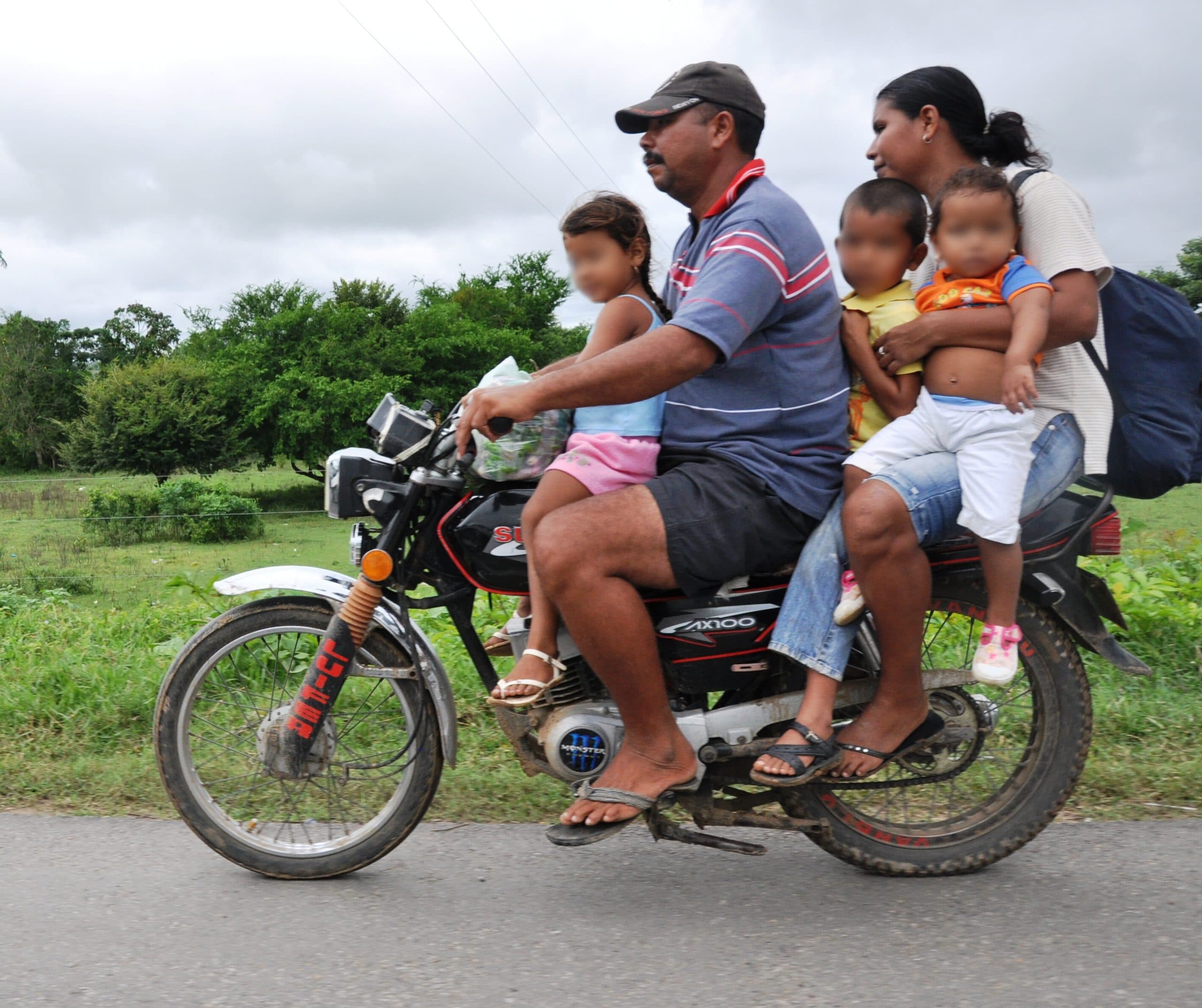 Demandan prohibición a menores en motocicletas en Tabasco