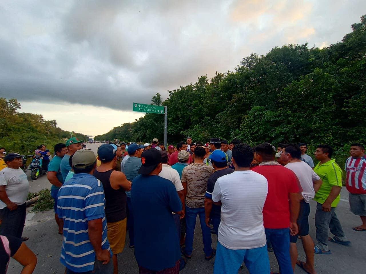 Amenazan con bloqueo carretero indefinido en Carrillo Puerto