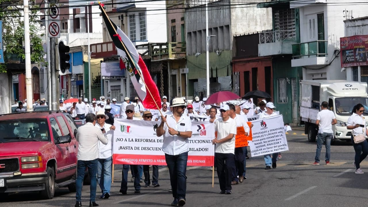 Marchan nuevamente jubilados de Pemex y CFE por recortes a pensiones