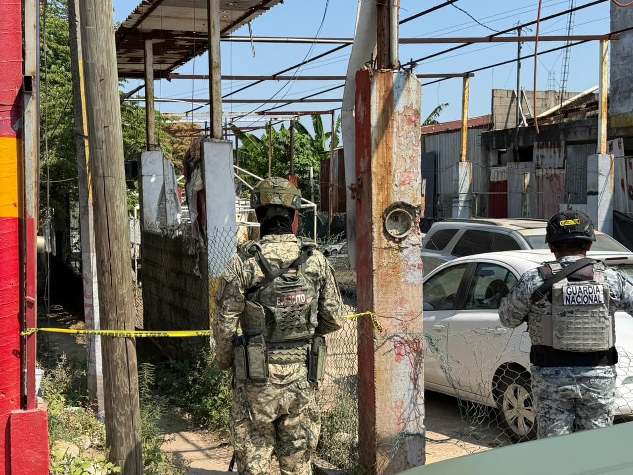 Localizan a hombre muerto junto al arma homicida