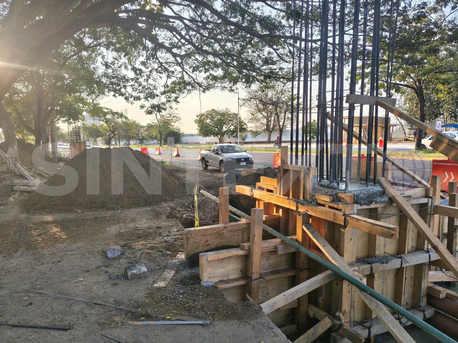 Construyen nuevo puente peatonal frente al Parque Tabasco