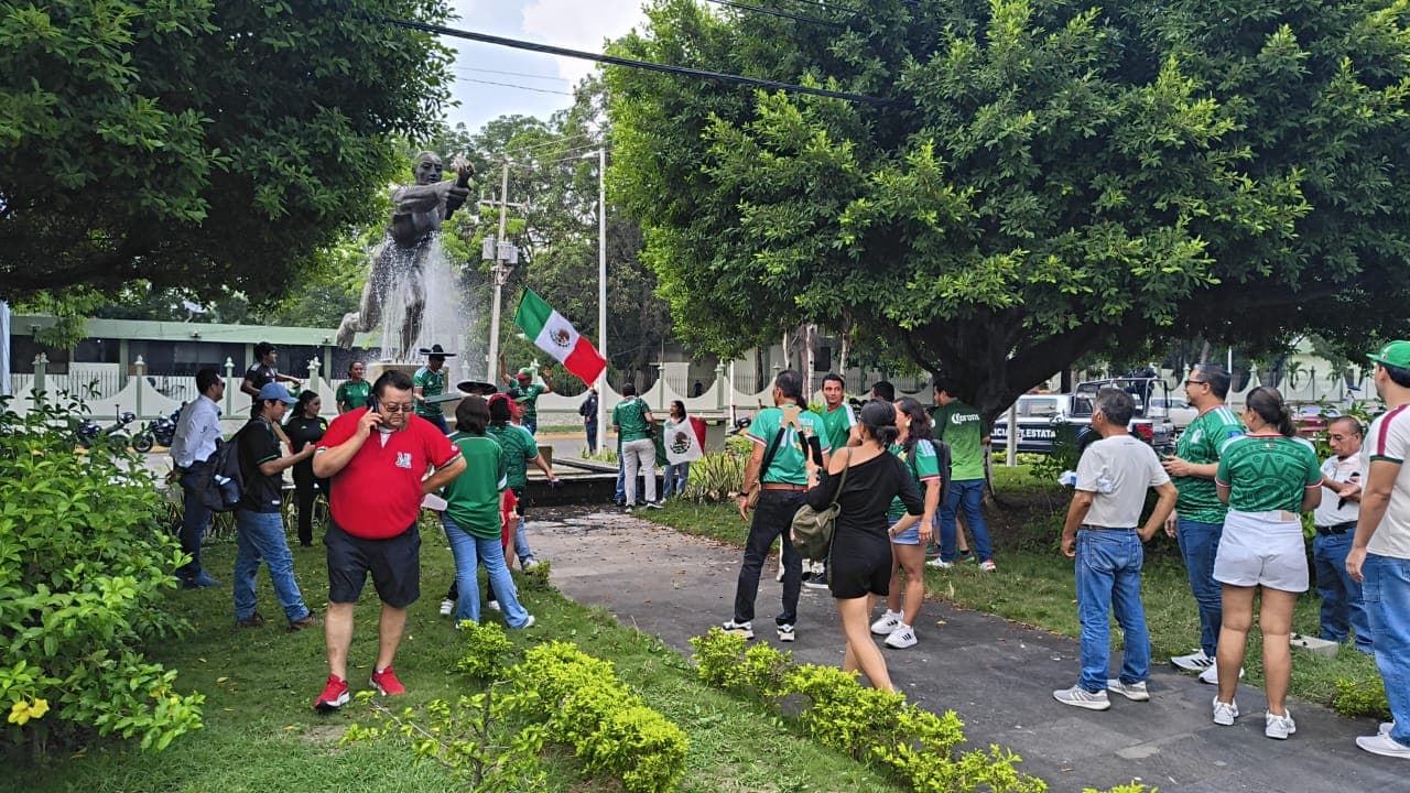 Al grito de "México, México" celebran tabasqueños en el Monumento al Deportista