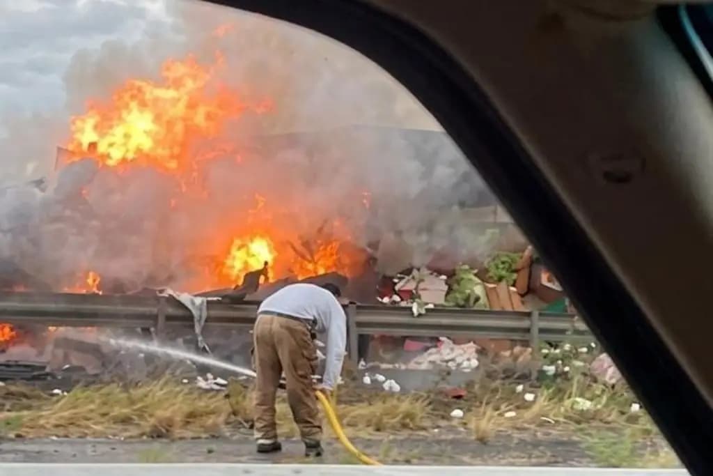 Se incendia tráiler de frutas, aún así lo rapiñan