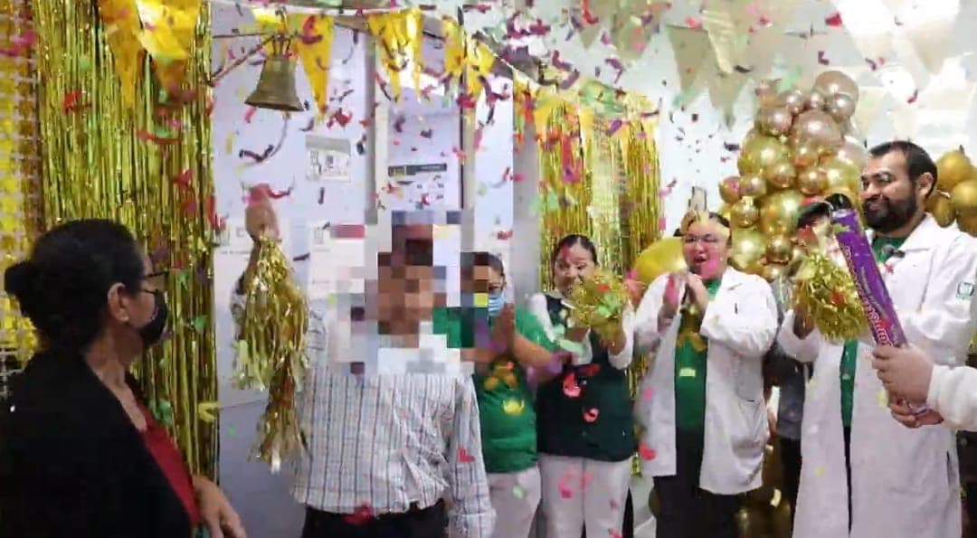 ¡Alexander toca la Campana de la Vida! Luchó por seis años