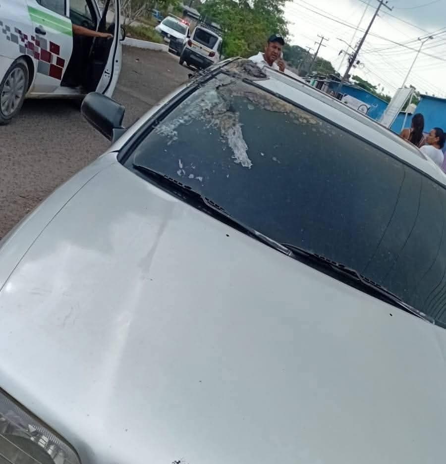 Queman vehículo y dejan cartulina de amenaza frente a Kinder en Villa Estación Chontalpa