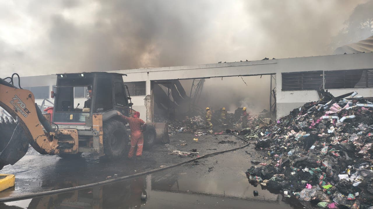 Pérdida total bodega incendiada en Casa Blanca