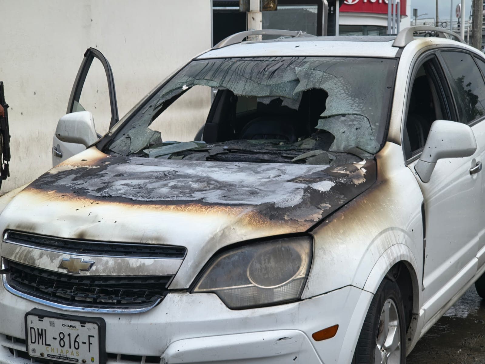 Corto circuito provoca incendio de vehículo sobre Paseo Usumacinta en Villahermosa