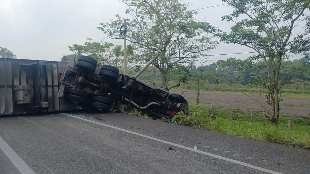 Caos vial en la carretera Coatzacoalcos–Cárdenas tras volcadura de tráiler