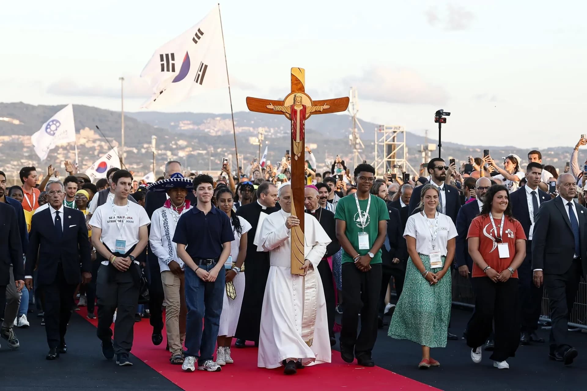 Papa León XIV cargará la cruz en su primer Viacrucis