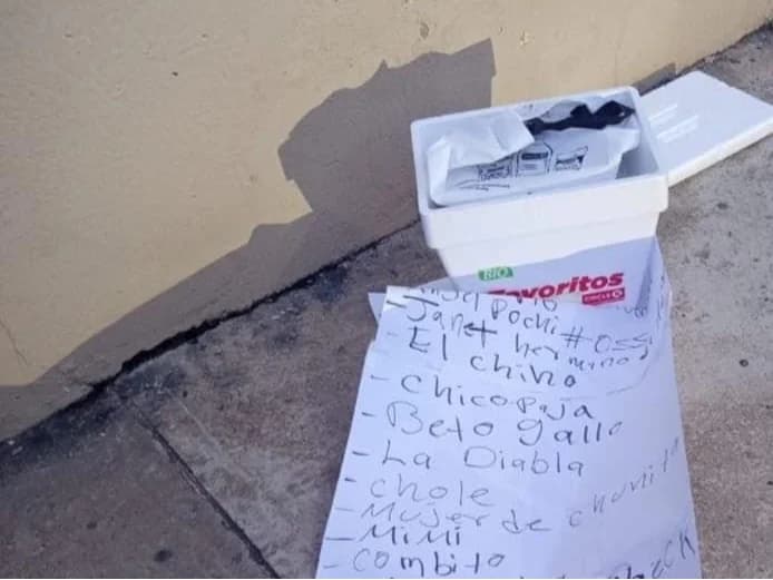 Dejan cabeza humana junto a iglesia