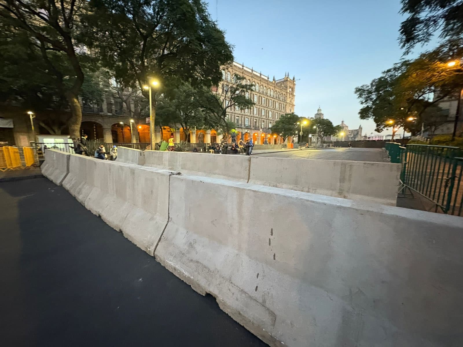 Blindan con diques de concreto capital por marcha de Generación Z