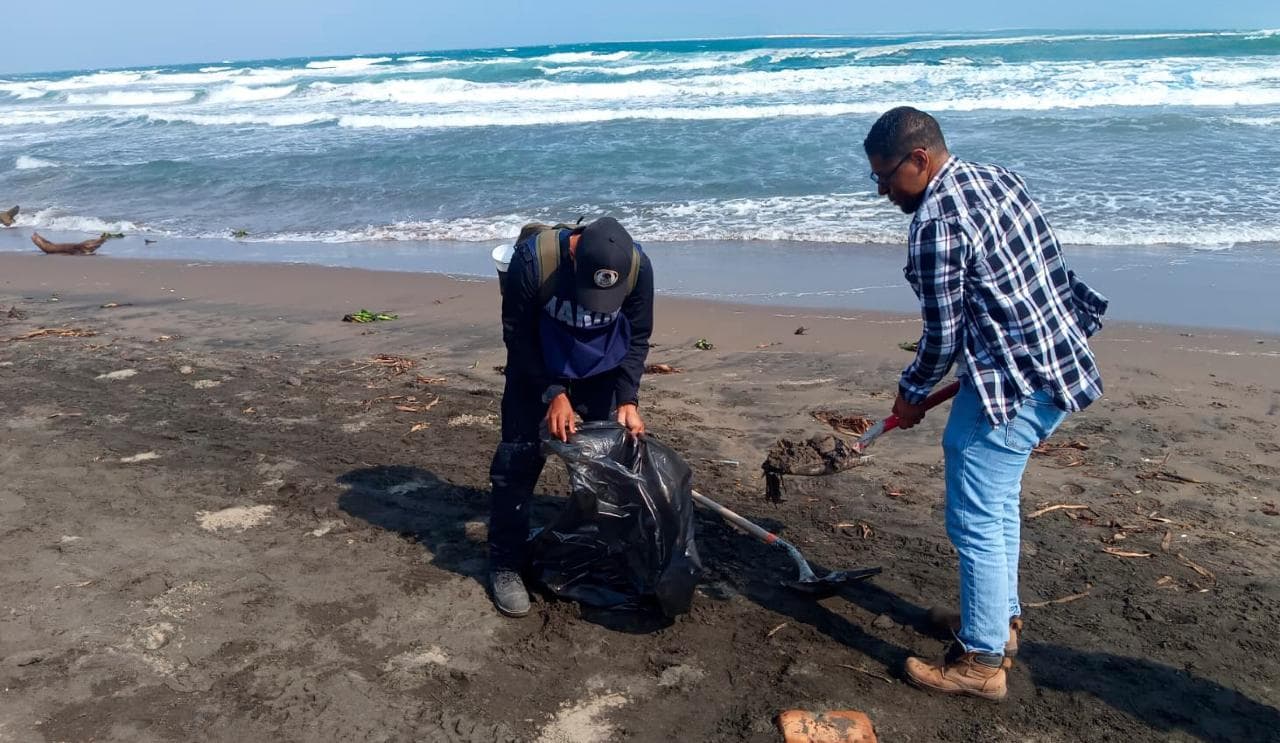 Manchas de hidrocarburo tras derrame llegan a Los Tuxtlas y Alvarado