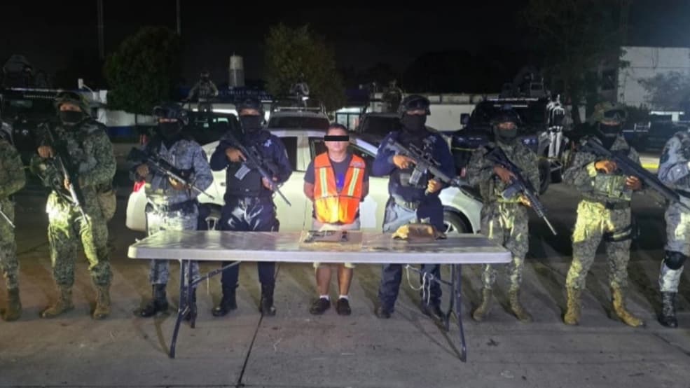 Detienen al Sonrics por narcomenudeo y portación de arma de fuego