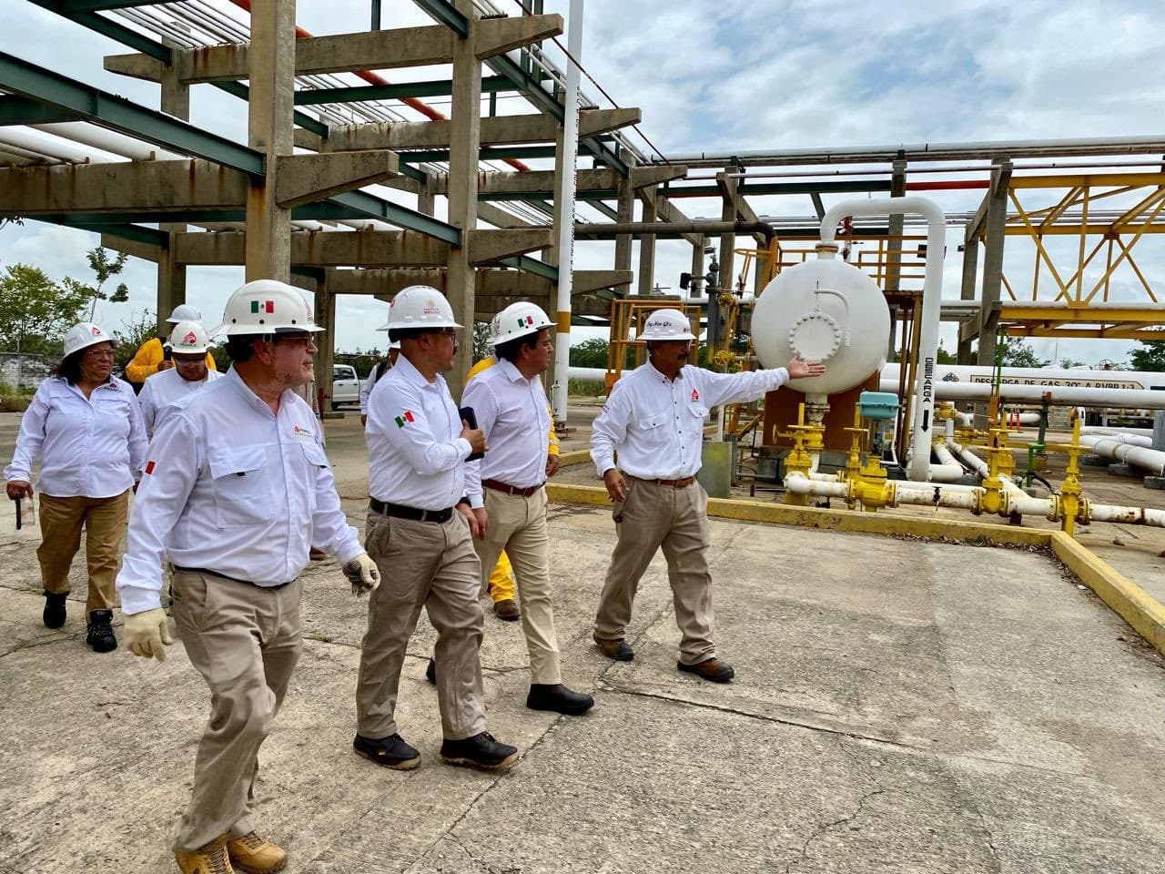 Mantiene director de Pemex recorrido en instalaciones estratégicas de Tabasco