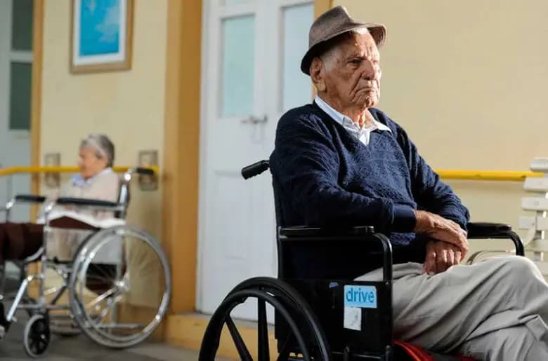 Proponen hasta 15 años de cárcel por abandonar a adultos mayores en México