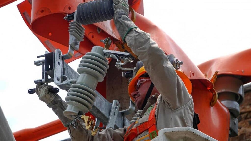 Restablecen servicio eléctrico en Tabasco tras fallas
