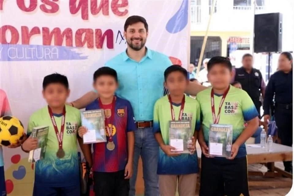 Premian con libro Grandeza de AMLO a niños futbolistas de Tabasco