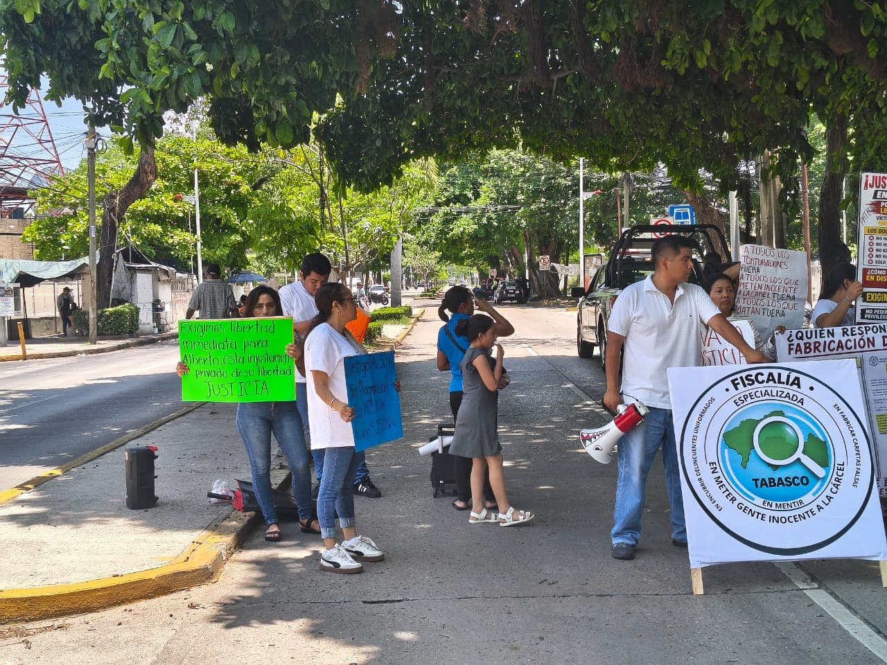 Por procesos judiciales trabados bloquean familias Paseo Usumacinta