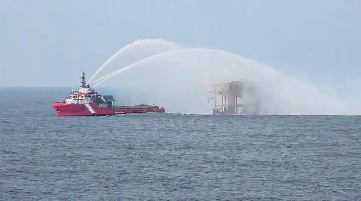 Asegura Pemex que trabaja en contención de incendio en Plataforma en Campeche
