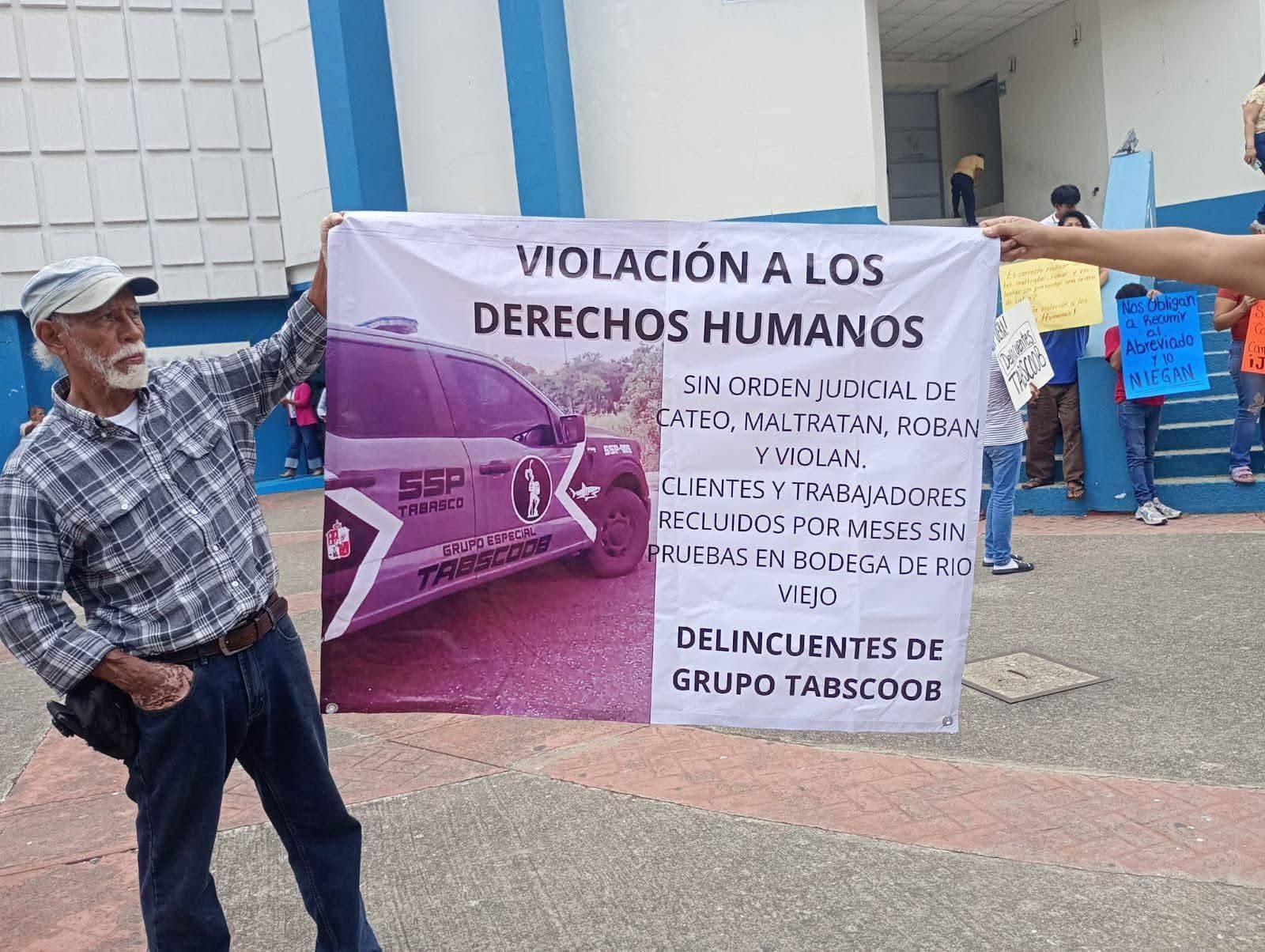 Bloquean Fiscalía familiares de detenidos acusan abuso de FIRT Olmeca