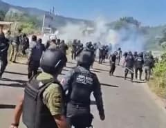Se enfrentan policías y manifestantes en Chiapas