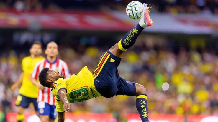América revive con joya de Borja y rescata un empate memorable ante Chivas
