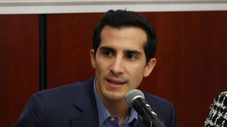 Pone Rommel Pacheco a masajista como administrador de la Conade