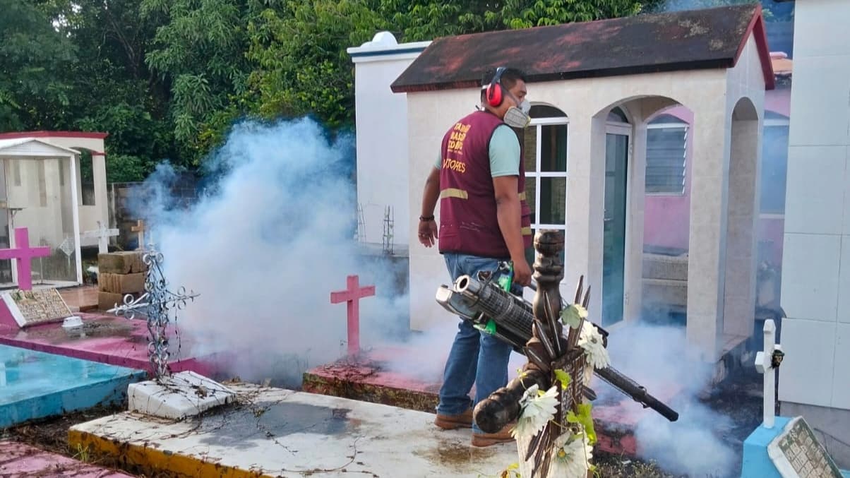 En marcha operativo contra el Dengue en panteones de Tabasco