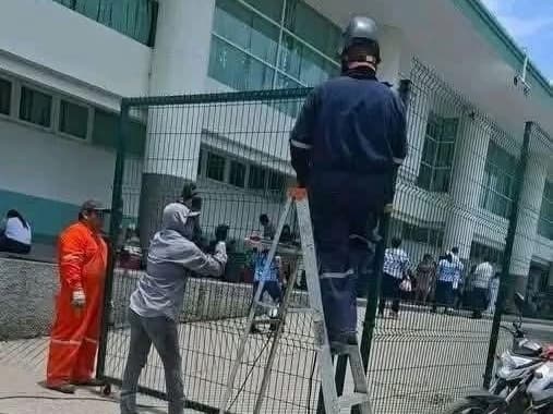 Colocan vallas en Hospital Juan Graham tras muerte de paciente